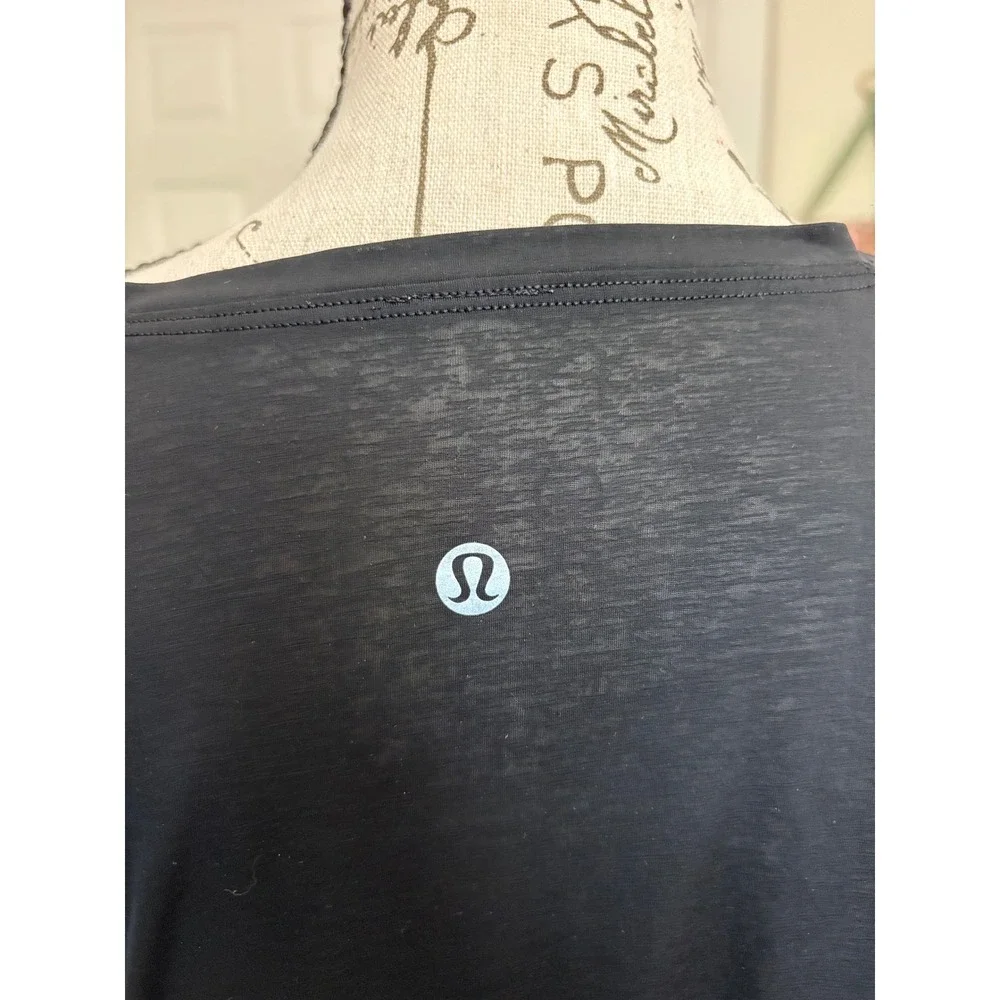 Lululemon Back In Action Short Sleeve Shirt Black Size 8 Pleated Back Tee